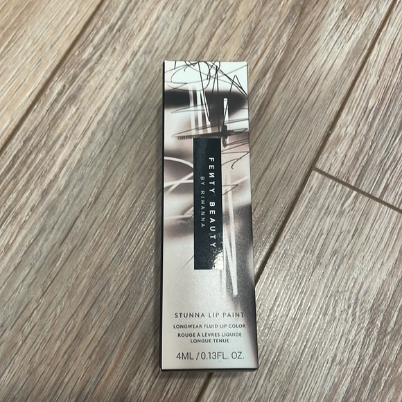 Fenty beauty Stunna Lip Paint Longwear Fluid Lip Color (shade: unbutton) - Picture 3 of 6
